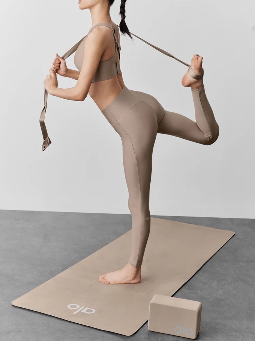 New Alo Yoga Grounded No-Slip Mat Towel in Gravel